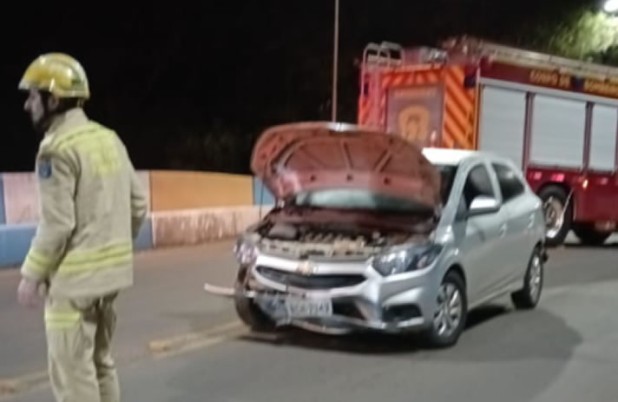 Carro colide contra ponte após falha mecânica no bairro Cristo Rei