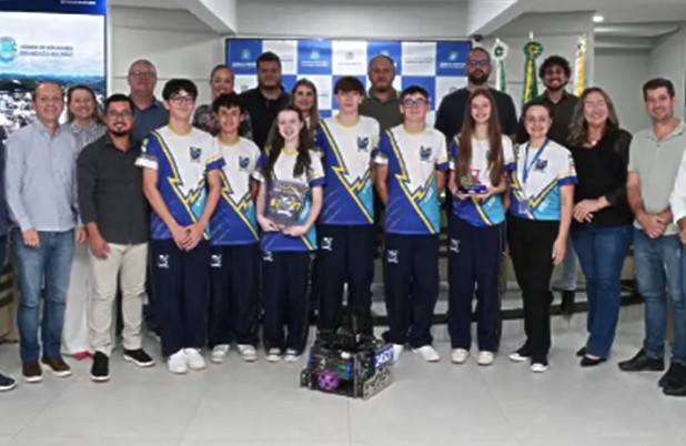 Equipe de robótica do Sesi é homenageada após conquista nacional
