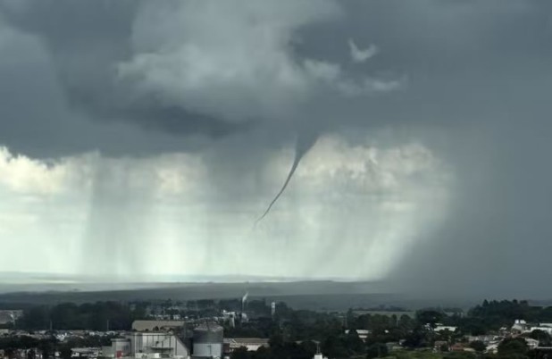 Frente fria e ciclone aumentam risco de temporais e possíveis tornados no Paraná
