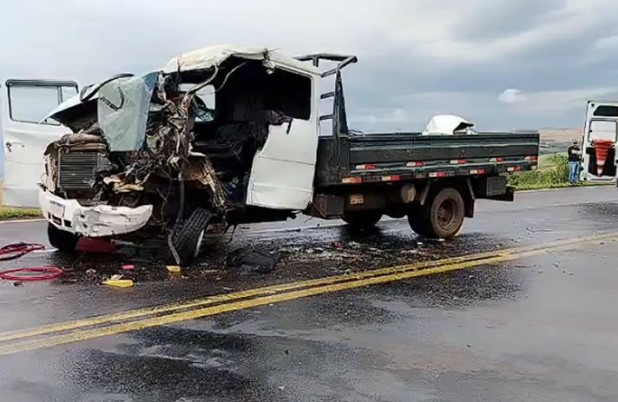 Colisão entre dois caminhões deixa motorista ferido na PRC-280