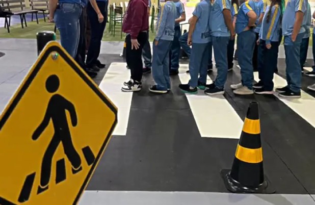 Projeto leva aulas práticas de trânsito para estudantes