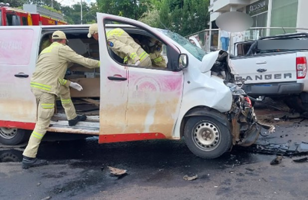 Forte colisão deixa dois feridos