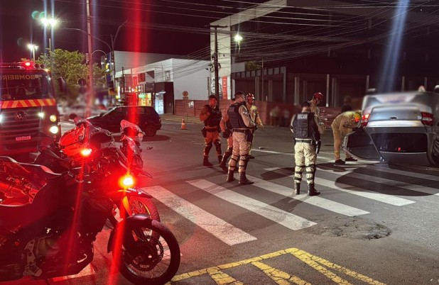 Colisão entre dois carros deixa mulher ferida no centro