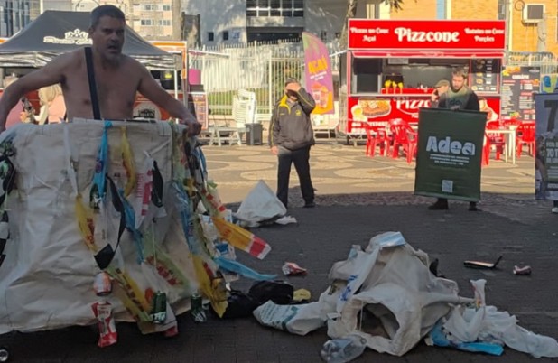 Ação no Centro alerta: cidade produz 70 toneladas de lixo por dia e recicla apenas 5%