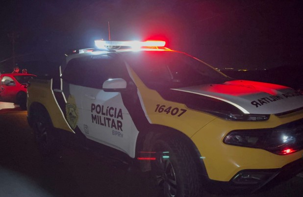 Motorista fura sinal vermelho, atinge ciclomotor e foge sem prestar socorro a vítima