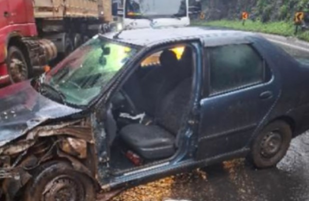 Motorista fica ferido após perder controle de carro e bater contra barranco na PR-180