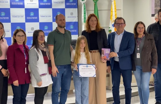 Escritora mirim, Esther Denardi, recebe Moção de Aplausos da Câmara de Francisco Beltrão