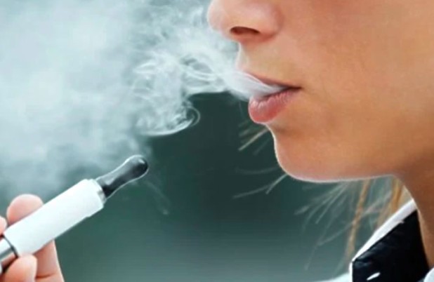 Três em cada 10 adolescentes já usaram cigarros eletrônicos no Brasil, aponta IBGE