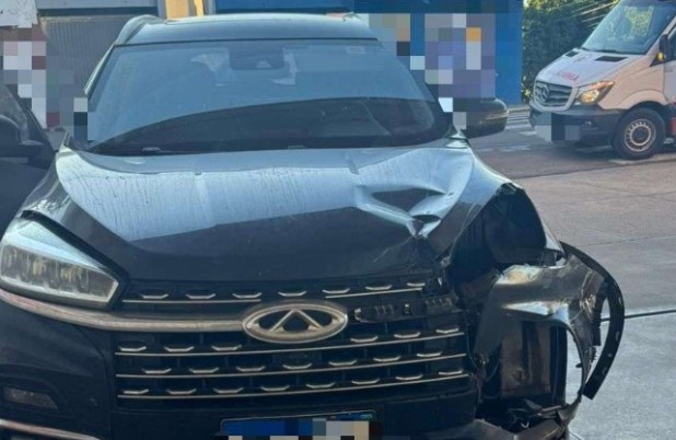 Motociclista fica ferido em colisão entre moto e carro