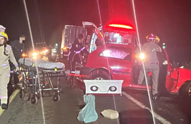 Colisão entre carro e caminhão deixa uma pessoa ferida na PR-180