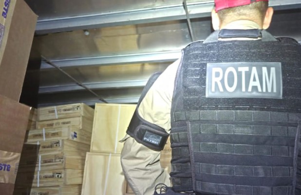 Operação na PR-280 apreende carga milionária de vinhos contrabandeados