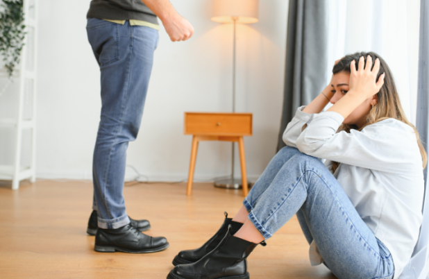 Homem é preso por ameaçar companheira e filhos