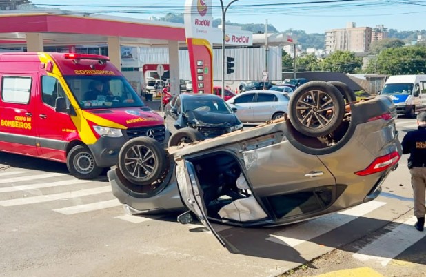 Colisão entre dois veículos deixa gestante ferida e provoca capotamento em cruzamento