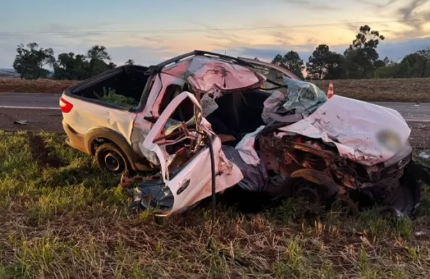 Mulher morre em acidente entre caminhão e camionete na PR-182