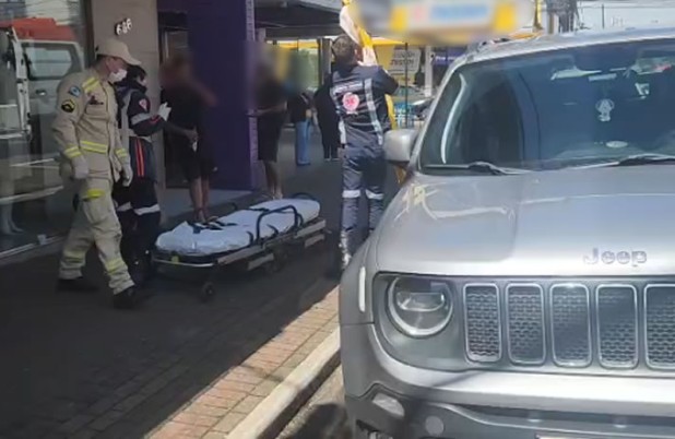 Motociclista e passageiro ficam feridos em colisão com Jeep no Centro