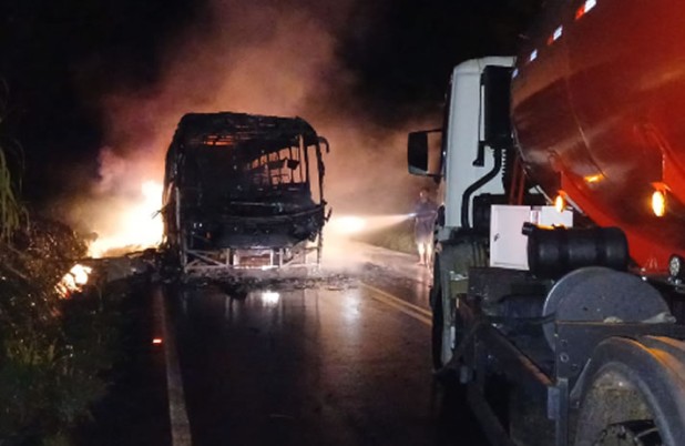 Ônibus de transporte de trabalhadores pega fogo na PR-562