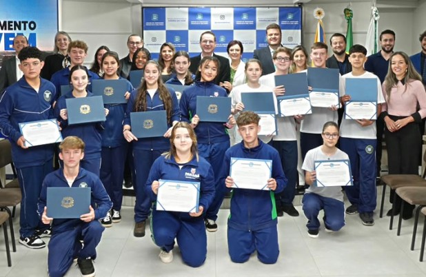 Parlamento Jovem toma posse na Câmara com 17 estudantes eleitos