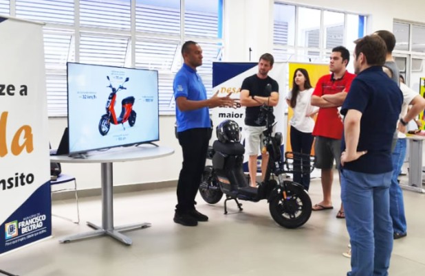 Debetran orienta população sobre uso seguro de patinetes e equipamentos elétricos