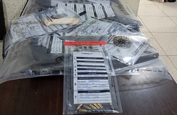 Polícia apreende arma e objetos após confusão em frente a colégio