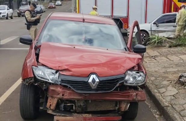 Homem fica ferido após colisão entre dois carros
