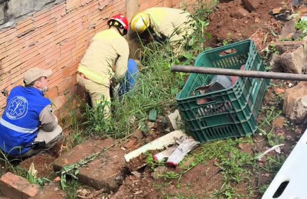 Trabalhador sofre ferimentos graves após ser atingido por pedra durante obra