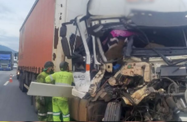 Carretas de transportadora de Dionísio Cerqueira se envolvem em acidente na Régis Bittencourt
