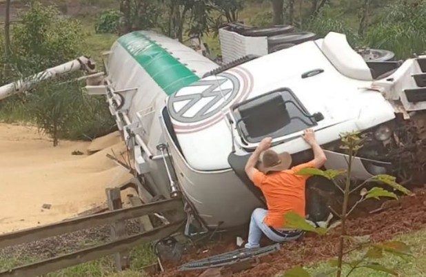Caminhão carregado com ração tomba na PR-566