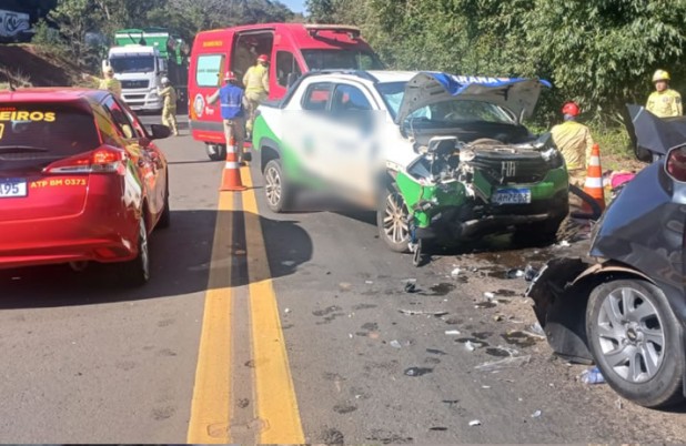 Colisão frontal na PR-483 deixa três pessoas feridas