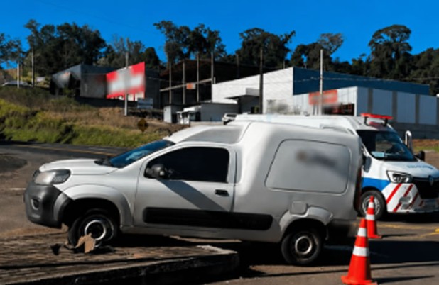 Motorista desvia para evitar colisão e Fiorino fica presa em canteiro