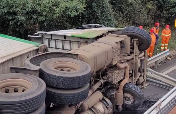 Motorista tem braço amputado em tombamento de caminhão na BR-277