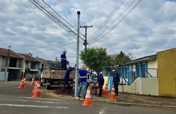 Debetran inicia instalação de semáforo no cruzamento das ruas Niterói e Antônio Carneiro Neto