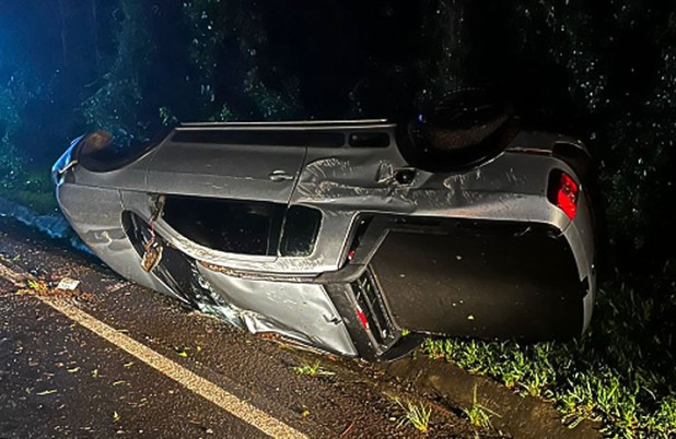 Caminhonete capota na PR-180 e condutor é socorrido