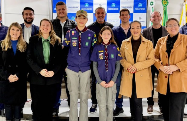Jovens escoteiros acompanham sessão da Câmara de Vereadores