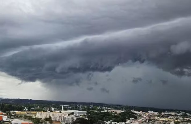 Paraná recebe novo alerta laranja de tempestades com granizo e ventos de até 100 km/h