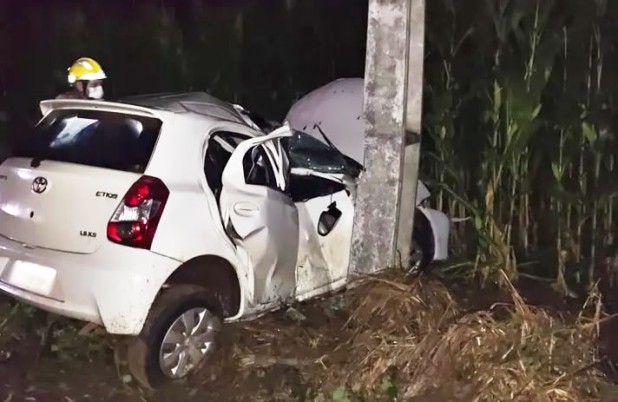 Três homens ficam feridos após carro colidir em poste na PR-180