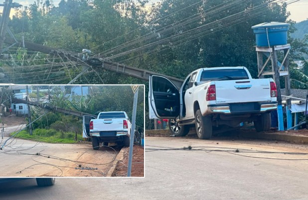 Hilux com placas argentinas atinge poste e motorista abandona o local após acidente