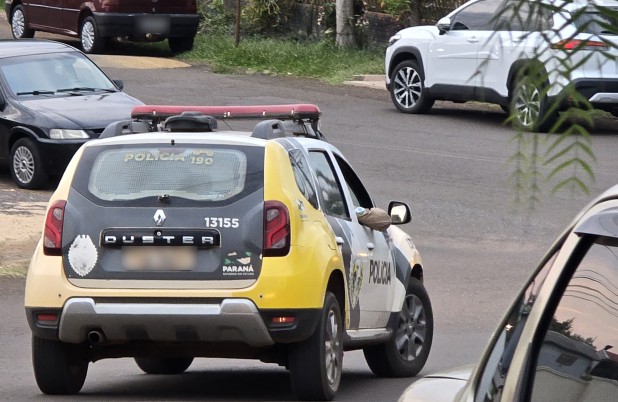 Homem é preso após ameaçar companheira e bebê com faca