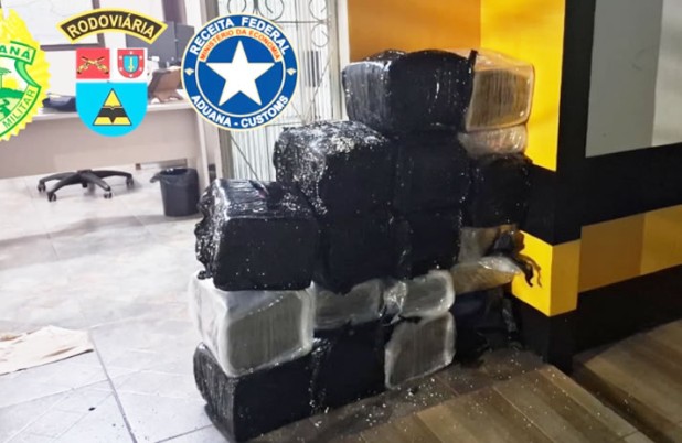 Van com carga de eletrônicos escondia mais de 300 quilos de maconha na PR-182