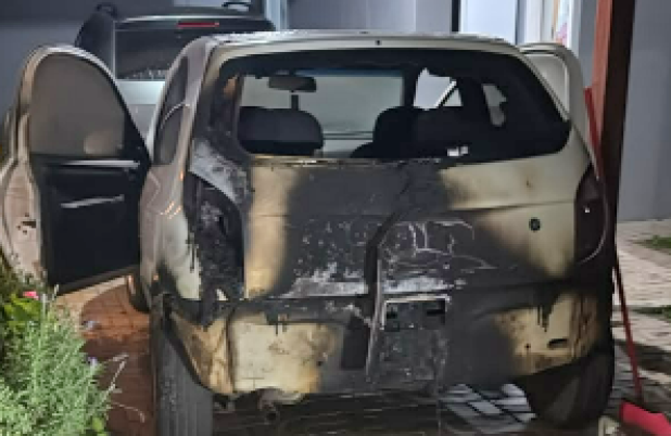 Garrafa com gasolina é encontrada ao lado de veículo após princípio de incêndio