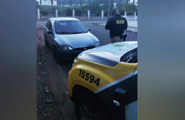 Carro furtado é recuperado menos de uma hora após o crime
