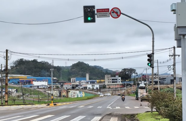 Avanço de sinal vermelho passa a ser fiscalizado eletronicamente na entrada da UPA