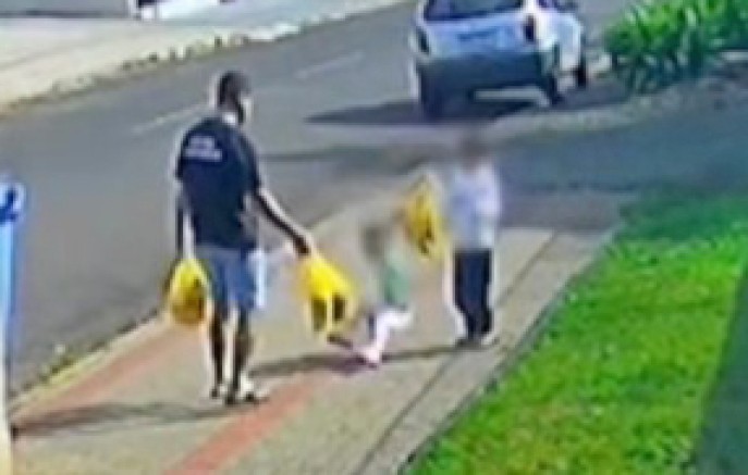 Vídeo mostra pai chutando filha de 3 anos em via pública; caso é investigado