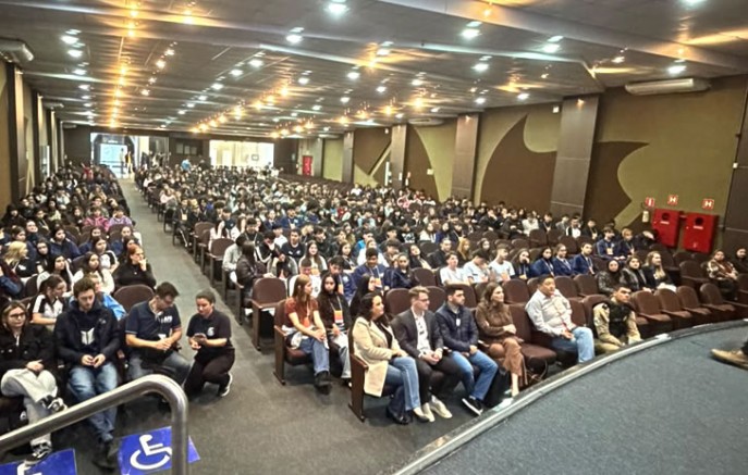 Feira de Profissões reúne mais de 400 estudantes