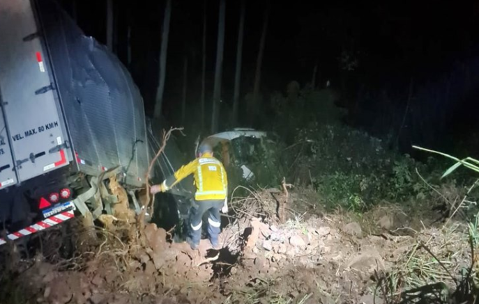 Motorista fica ferido após caminhão sair da pista na PR-182