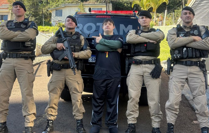 Menino realiza sonho ao conhecer equipe da ROTAM em Francisco Beltrão