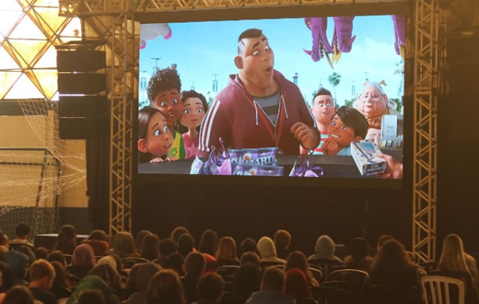 Projeto Cinema na Praça reúne cerca de 1.300 crianças