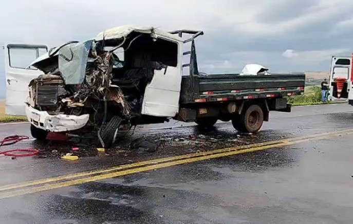 Colisão entre dois caminhões deixa motorista ferido na PRC-280