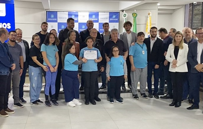 Câmara de Francisco Beltrão homenageia APAE pelos 50 anos de história