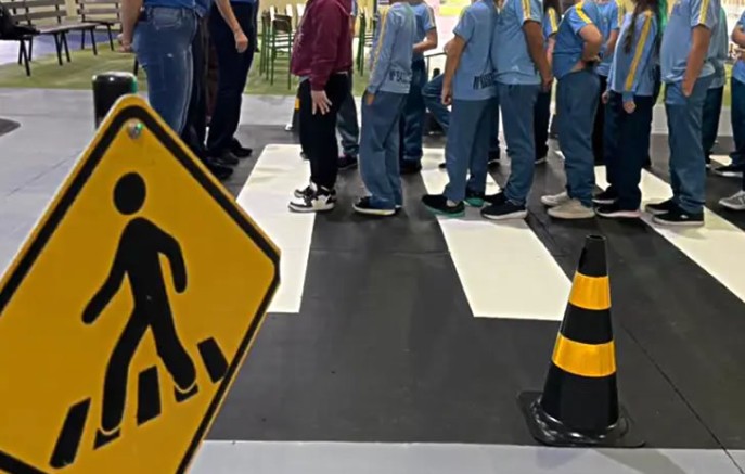 Projeto leva aulas práticas de trânsito para estudantes