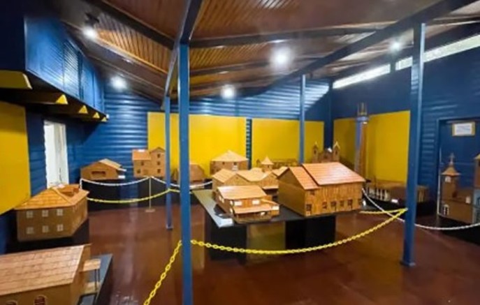 Artista beltronense expõe esculturas feitas com palitos no Museu da Colonização durante a Expobel